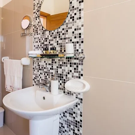 Seaview Luxury Penthouse With Shared Swimming Pool
