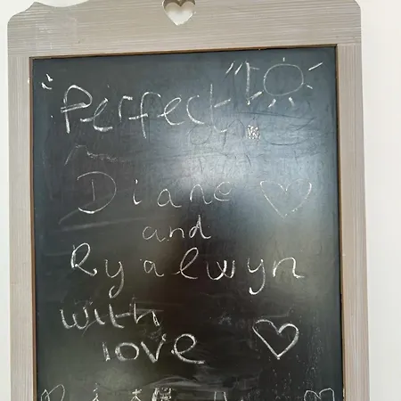 Lägenhet Seaview Luxury Penthouse With Shared Swimming Pool Għajnsielem