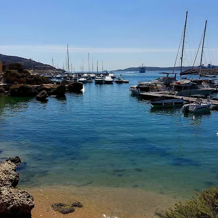 Seaview Luxury Penthouse With Shared Swimming Pool Għajnsielem