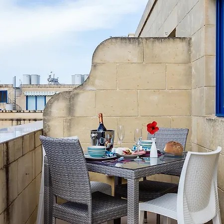 Seaview Luxury Penthouse With Shared Swimming Pool * Għajnsielem