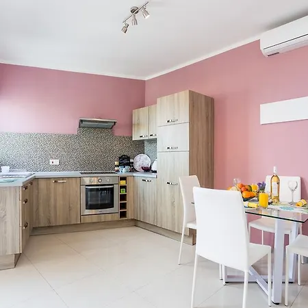 Seaview Luxury Penthouse With Shared Swimming Pool *