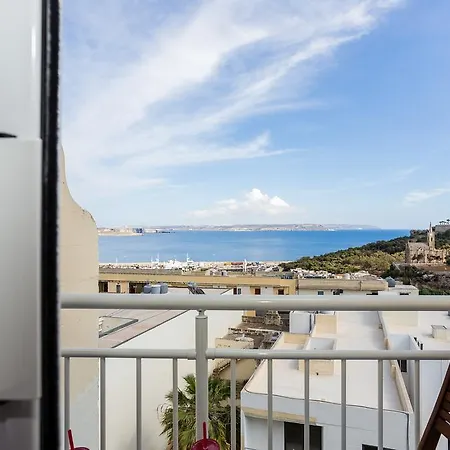 아파트 Seaview Luxury Penthouse With Shared Swimming Pool Għajnsielem