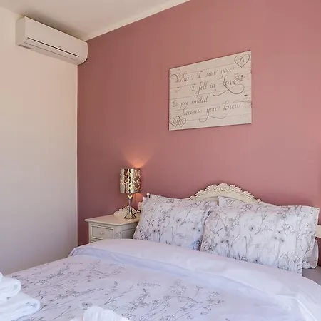 Seaview Luxury Penthouse With Shared Swimming Pool Ghajnsielem